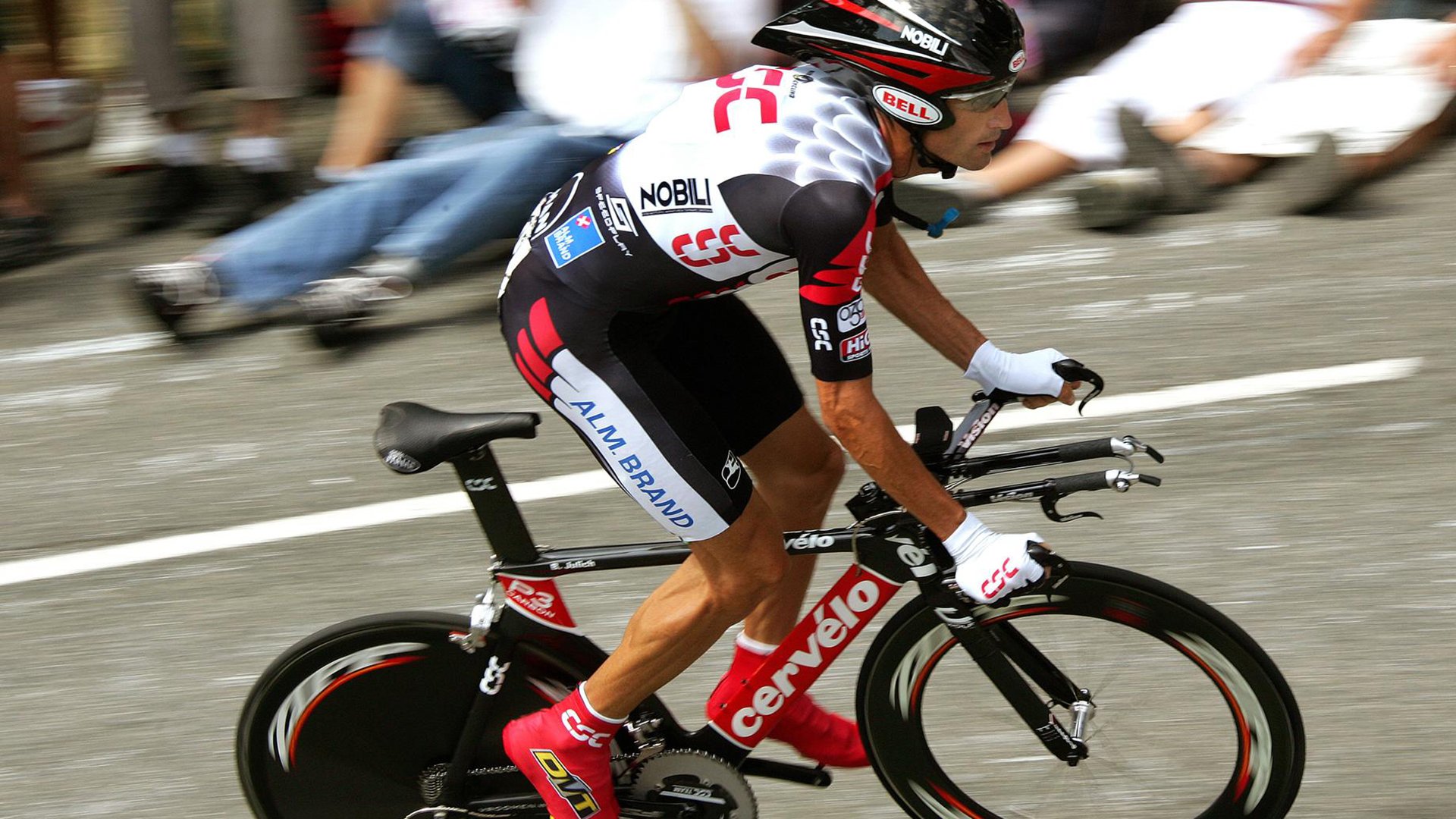 “飞盘竞技：三叉湖赛场成为空中运动爱好者的竞技圣地”